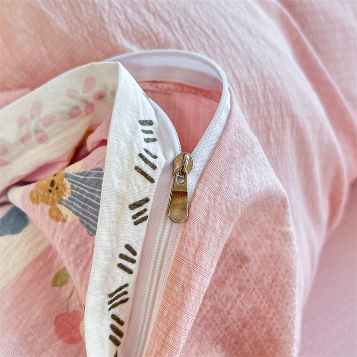 91家纺网 家纺一手货源 找家纺 麦田家纺 2025新款A类云感木棉皱皱双层纱印花四件套 开心小熊