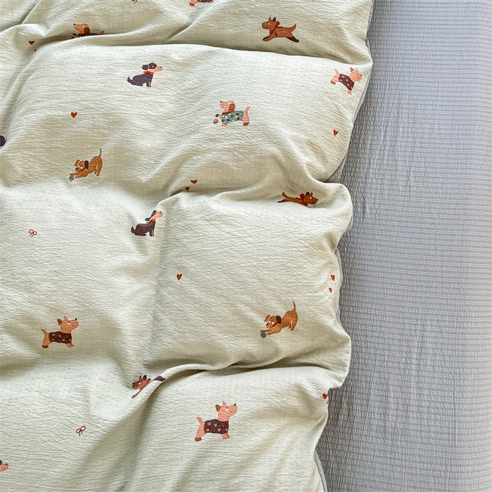 91家纺网 家纺一手货源 找家纺 麦田家纺 2025新款A类云感木棉皱皱双层纱印花四件套 腊肠犬