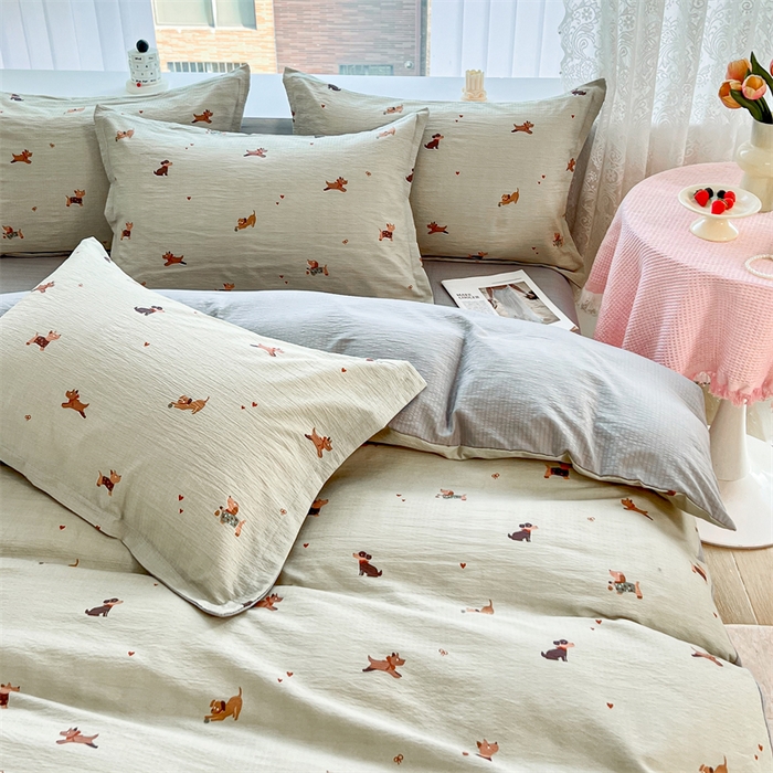 91家纺网 家纺一手货源 找家纺 麦田家纺 2025新款A类云感木棉皱皱双层纱印花四件套 腊肠犬