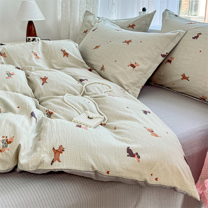 91家纺网 家纺一手货源 找家纺 麦田家纺 2025新款A类云感木棉皱皱双层纱印花四件套 腊肠犬