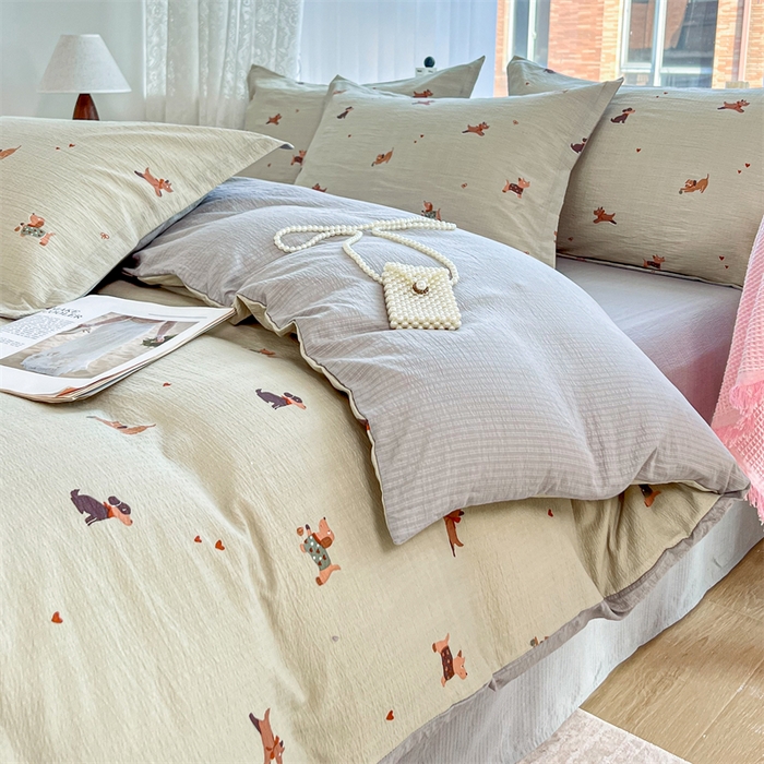 91家纺网 家纺一手货源 找家纺 麦田家纺 2025新款A类云感木棉皱皱双层纱印花四件套 腊肠犬