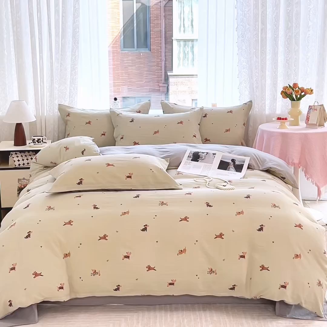 91家纺网 家纺一手货源 找家纺 麦田家纺 2025新款A类云感木棉皱皱双层纱印花四件套 腊肠犬