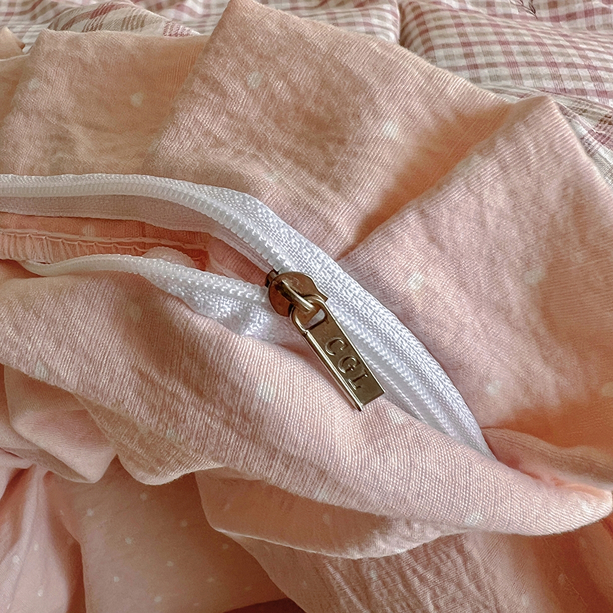 91家纺网 家纺一手货源 找家纺 春光里 2025新款高克重皱皱纱学生床三件套 红茶格