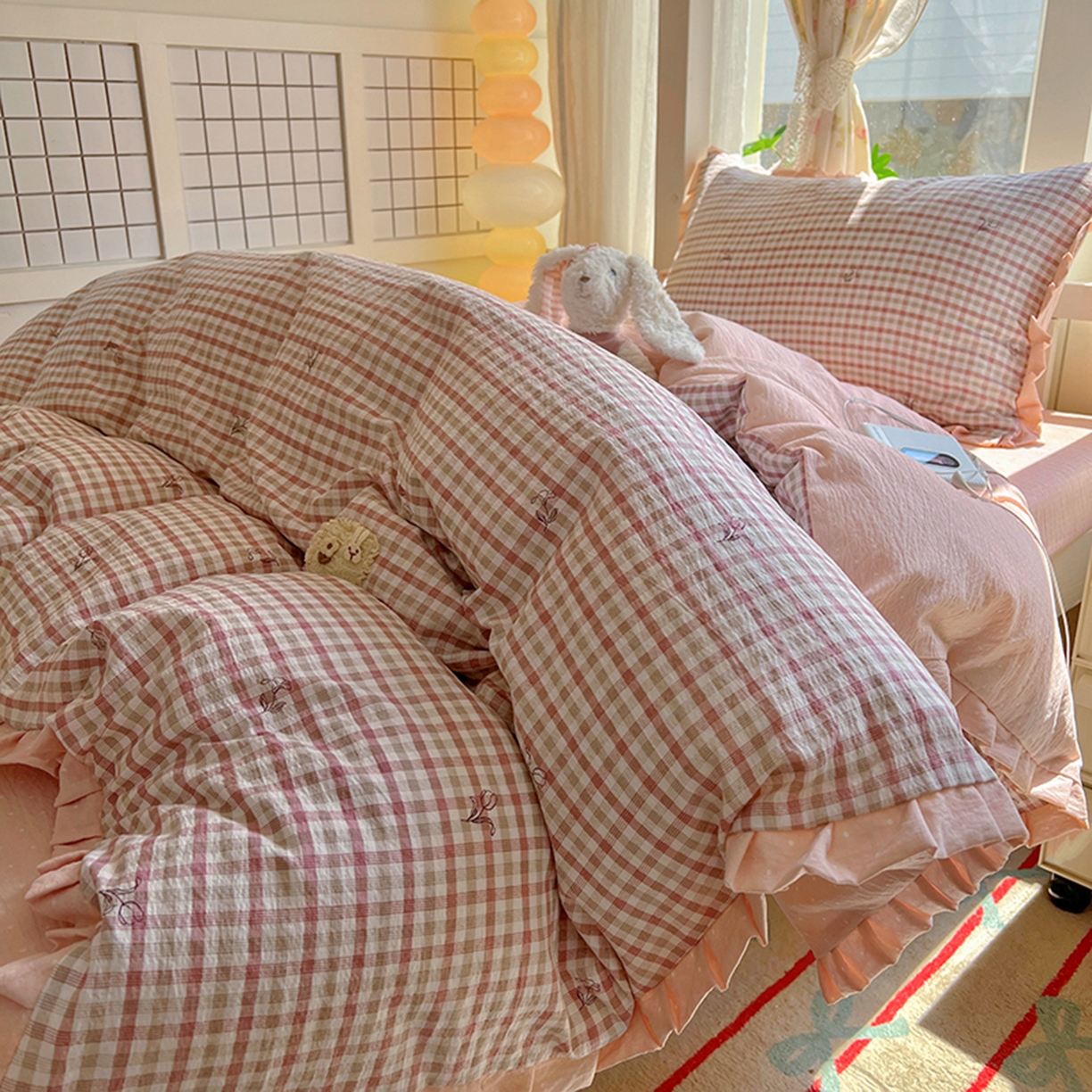 91家纺网 家纺一手货源 找家纺 春光里 2025新款高克重皱皱纱学生床三件套 红茶格