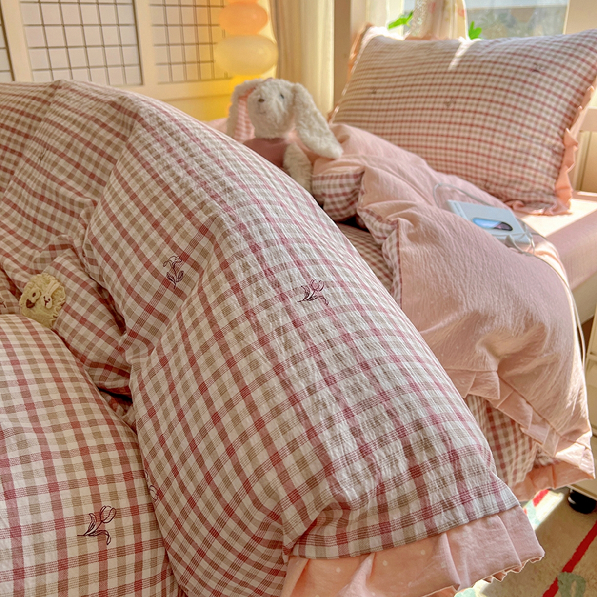 91家纺网 家纺一手货源 找家纺 春光里 2025新款高克重皱皱纱学生床三件套 红茶格