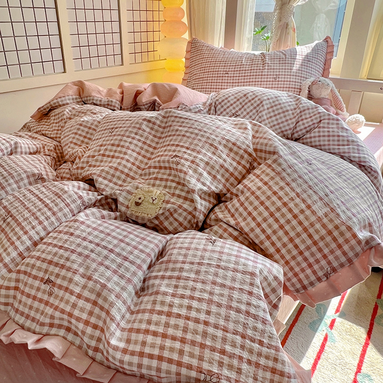 91家纺网 家纺一手货源 找家纺 春光里 2025新款高克重皱皱纱学生床三件套 红茶格