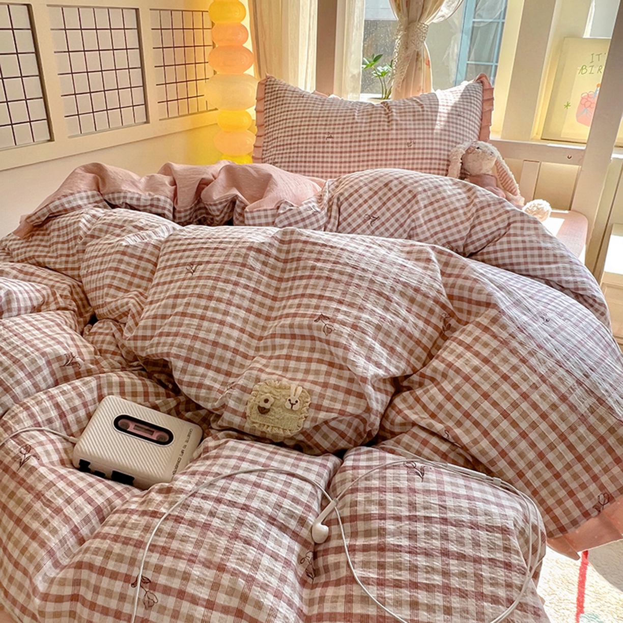 91家纺网 家纺一手货源 找家纺 春光里 2025新款高克重皱皱纱学生床三件套 红茶格