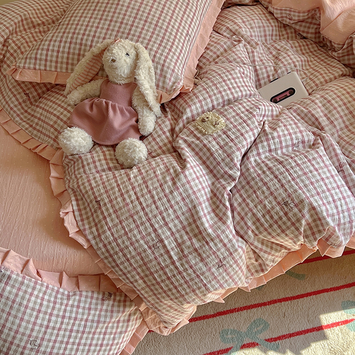 91家纺网 家纺一手货源 找家纺 春光里 2025新款高克重皱皱纱学生床三件套 红茶格