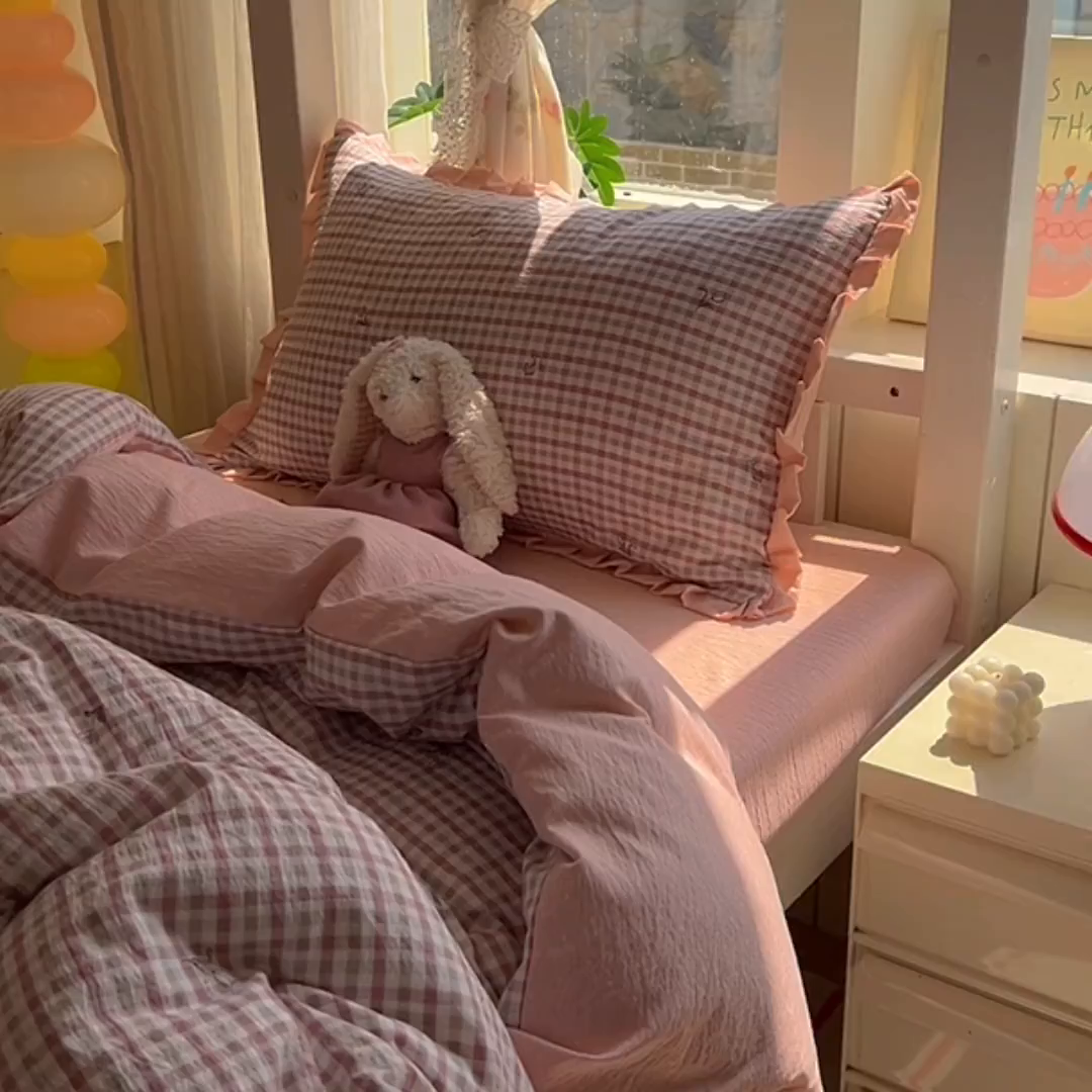 91家纺网 家纺一手货源 找家纺 春光里 2025新款高克重皱皱纱学生床三件套 红茶格