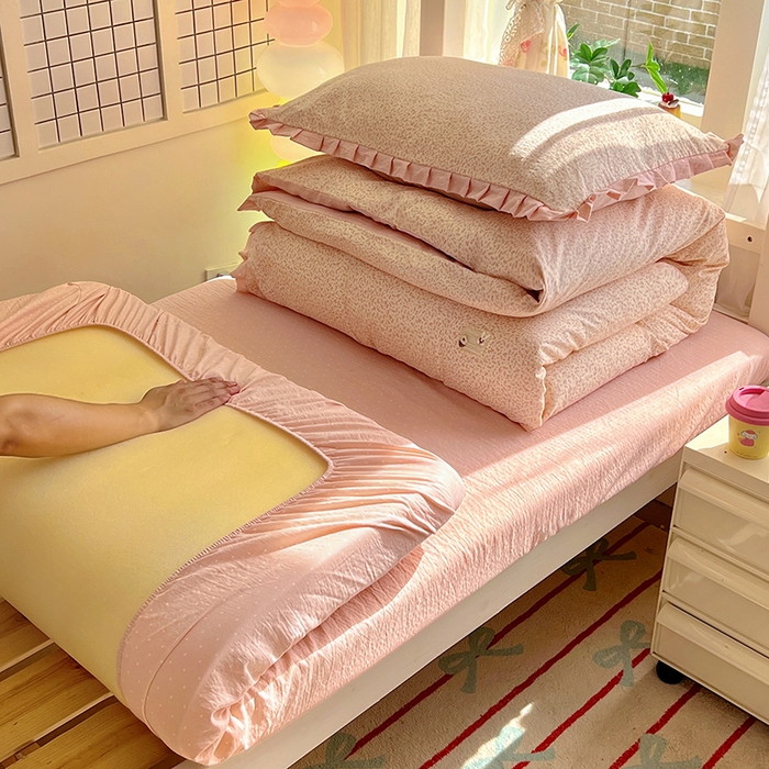 91家纺网 家纺一手货源 找家纺 春光里 2025新款高克重皱皱纱学生床三件套 桃桃