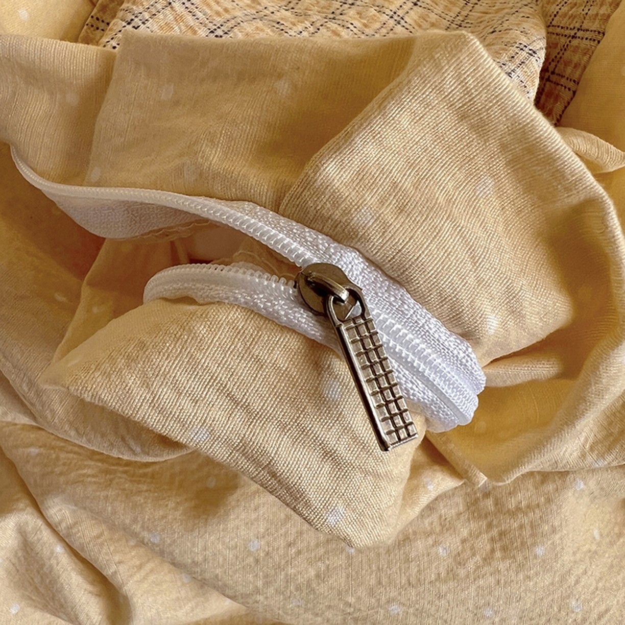 91家纺网 家纺一手货源 找家纺 春光里 2025新款高克重皱皱纱学生床三件套 夏日黄格