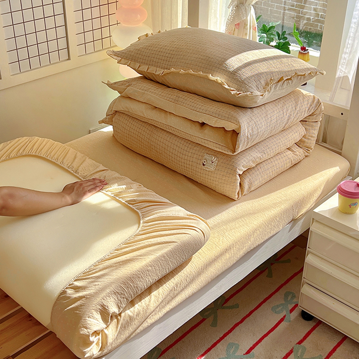 91家纺网 家纺一手货源 找家纺 春光里 2025新款高克重皱皱纱学生床三件套 夏日黄格