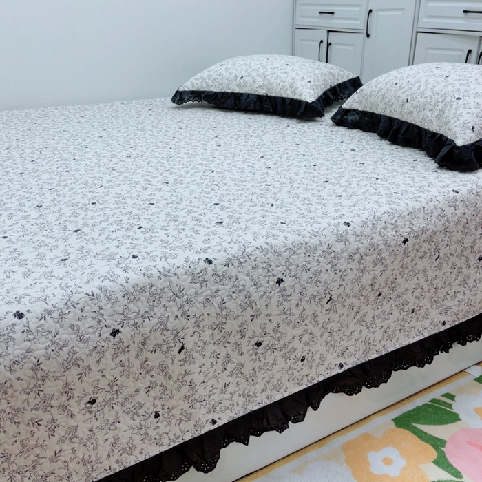 91家纺网 家纺一手货源 找家纺 暖居 2025新款纯棉绗缝夹棉榻榻米支持定制防滑全棉印花小碎花农村大炕盖三件套系列南法假日