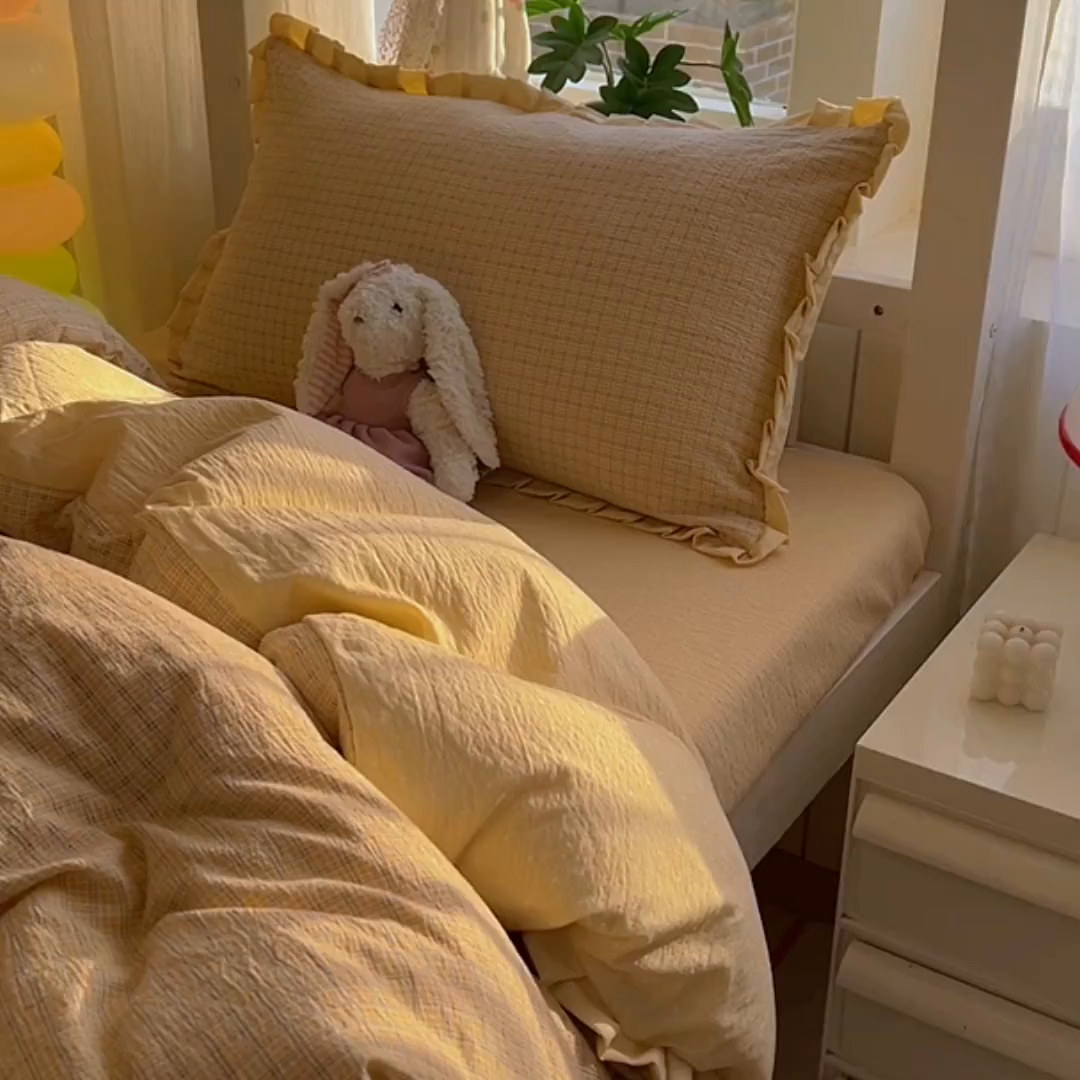 91家纺网 家纺一手货源 找家纺 春光里 2025新款高克重皱皱纱学生床三件套 夏日黄格