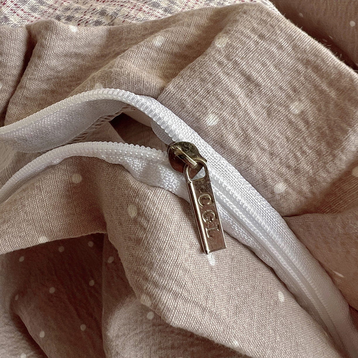 91家纺网 家纺一手货源 找家纺 春光里 2025新款高克重皱皱纱学生床三件套 英伦格