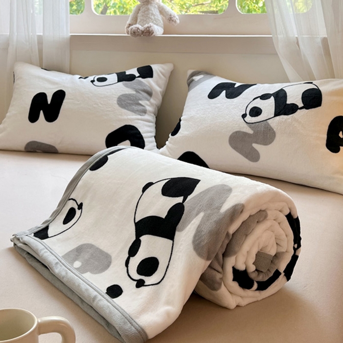 91家纺网 家纺一手货源 找家纺 宅部落 2025新款牛奶绒毛毯毯子300克云貂绒盖毯系列-印花 黑白熊猫