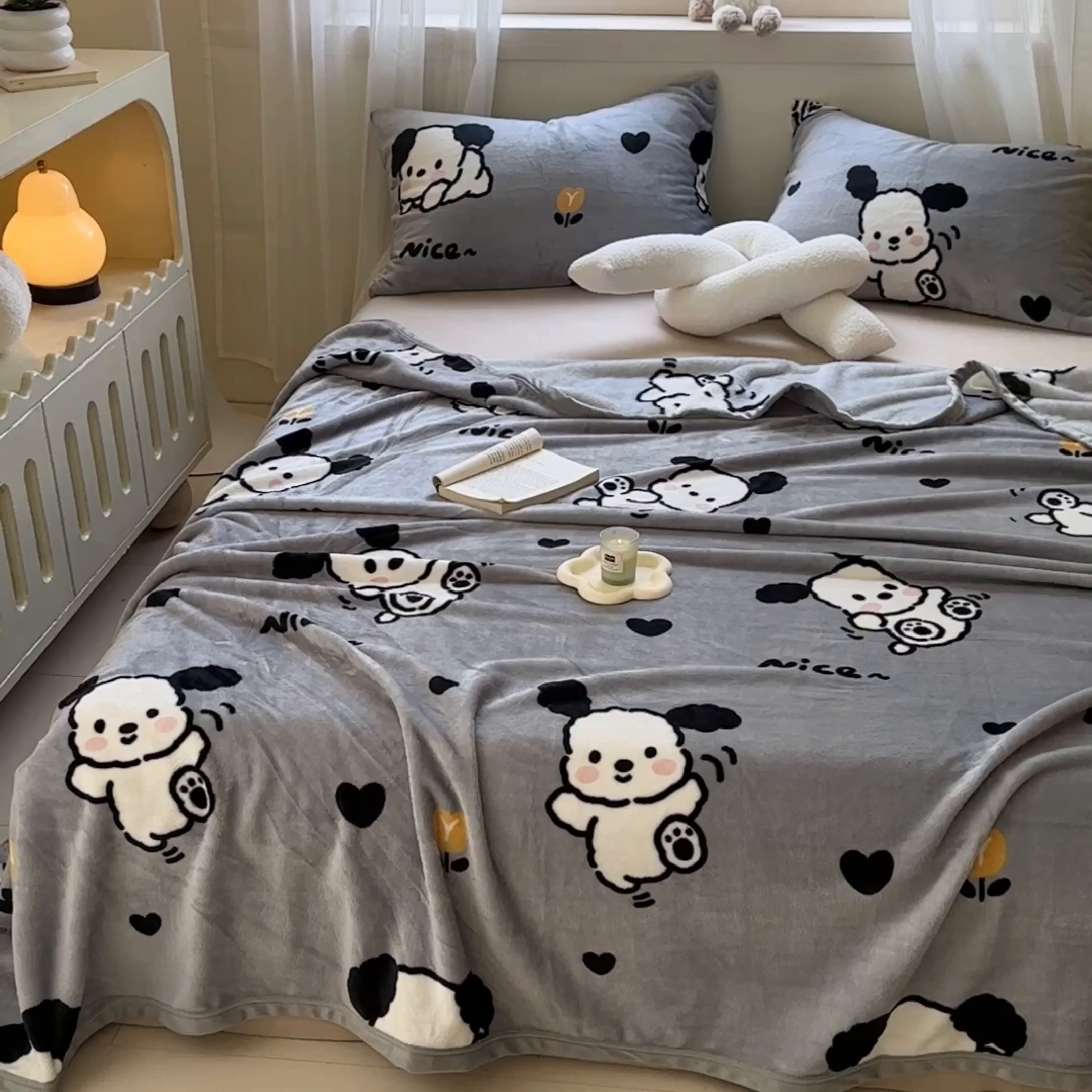 91家纺网 家纺一手货源 找家纺 宅部落 2025新款牛奶绒毛毯毯子300克云貂绒盖毯系列-印花 快乐小汪汪