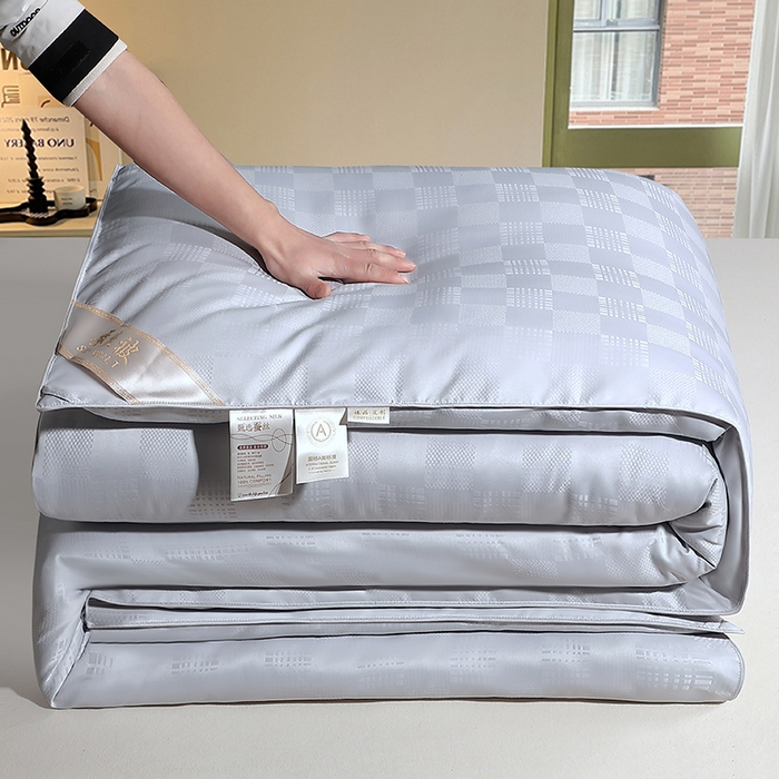 91家纺网 家纺一手货源 找家纺 锦绣家纺 2025新款蚕丝被 灰色