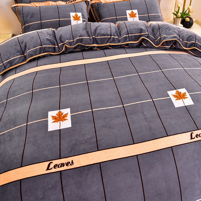 91家纺网 家纺一手货源 找家纺 硕喜 2025新款新8.5斤法莱绒四件套珊瑚牛奶金貂绒四件套床裙款 格调枫桦