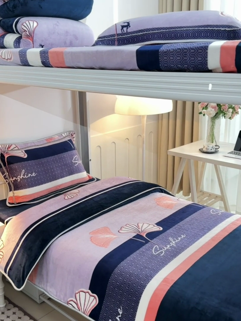 91家纺网 家纺一手货源 找家纺 硕喜 2025新款学生宿舍床系列牛奶绒学生三件套 荷你相随