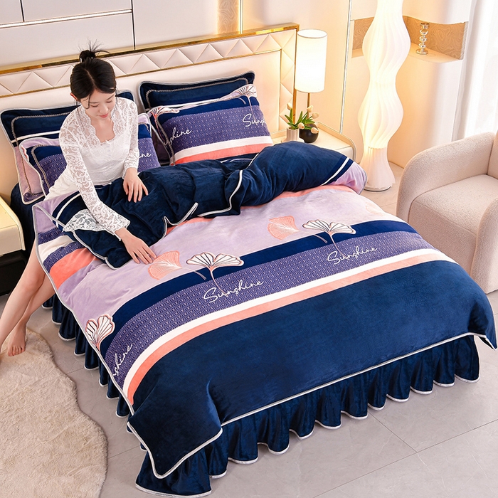 91家纺网 家纺一手货源 找家纺 硕喜 2025新款新8.5斤法莱绒四件套珊瑚牛奶金貂绒四件套床裙款 荷你相随