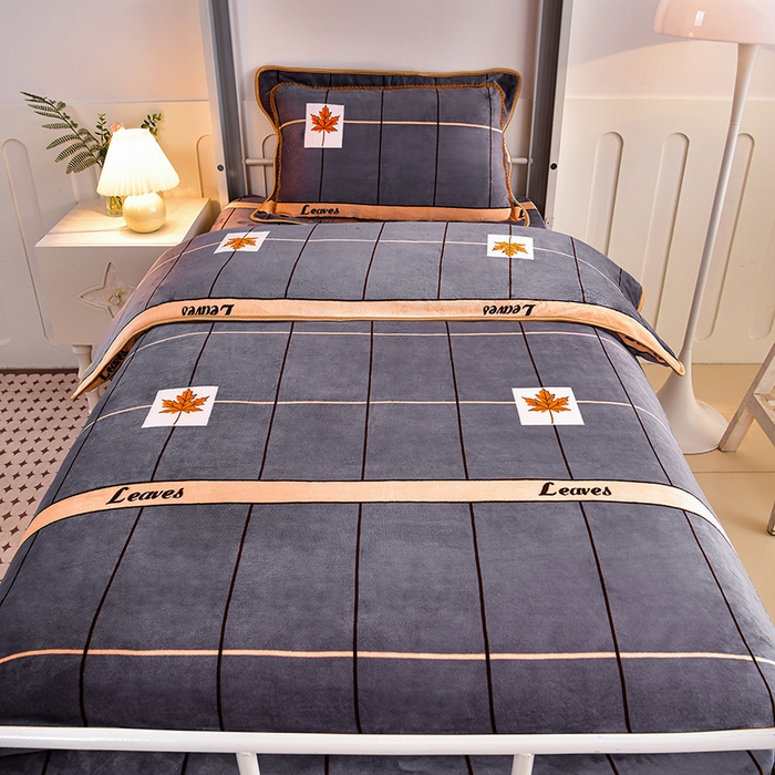 91家纺网 家纺一手货源 找家纺 硕喜 2025新款学生宿舍床系列牛奶绒学生三件套 格调枫桦