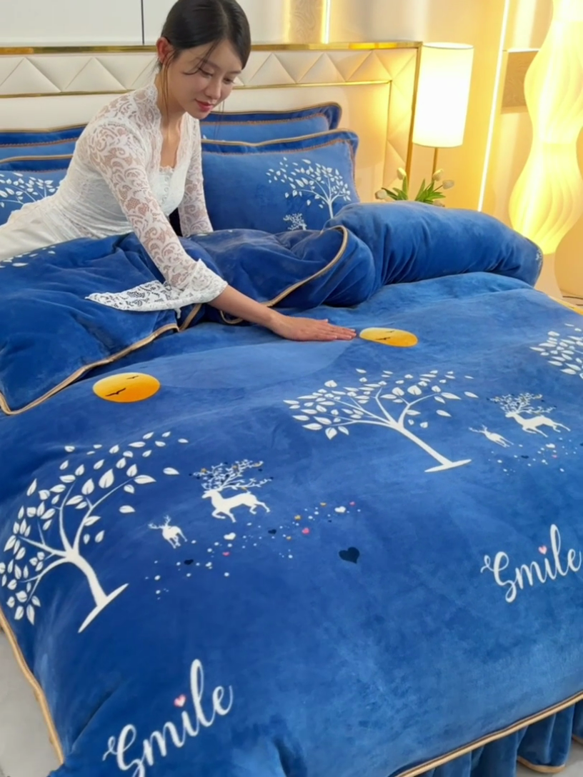 91家纺网 家纺一手货源 找家纺 硕喜 2025新款新8.5斤法莱绒四件套珊瑚牛奶金貂绒四件套床裙款 树下小鹿