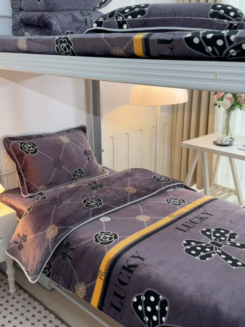 91家纺网 家纺一手货源 找家纺 硕喜 2025新款学生宿舍床系列牛奶绒学生三件套 蝶恋花