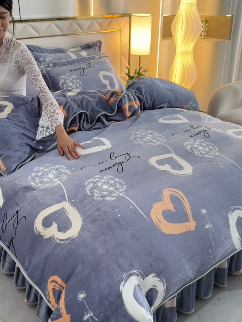 91家纺网 家纺一手货源 找家纺 硕喜 2025新款新8.5斤法莱绒四件套珊瑚牛奶金貂绒四件套床裙款 心心相印