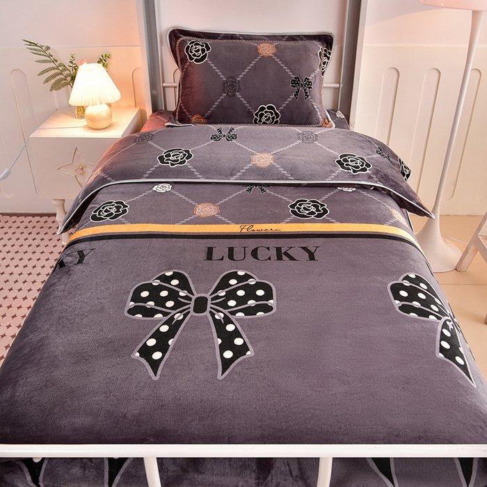 91家纺网 家纺一手货源 找家纺 硕喜 2025新款学生宿舍床系列牛奶绒学生三件套 蝶恋花