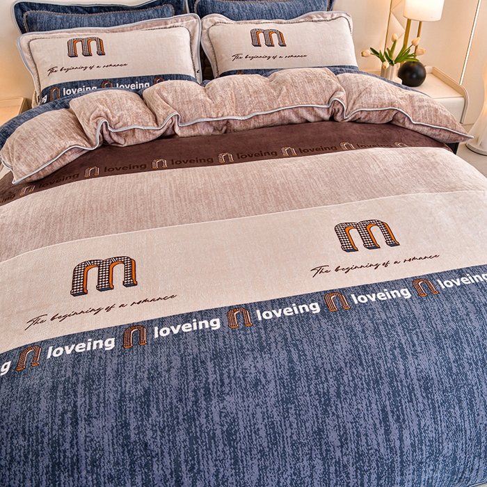 91家纺网 家纺一手货源 找家纺 硕喜 2025新款新8.5斤法莱绒四件套珊瑚牛奶金貂绒四件套床裙款 条纹密码