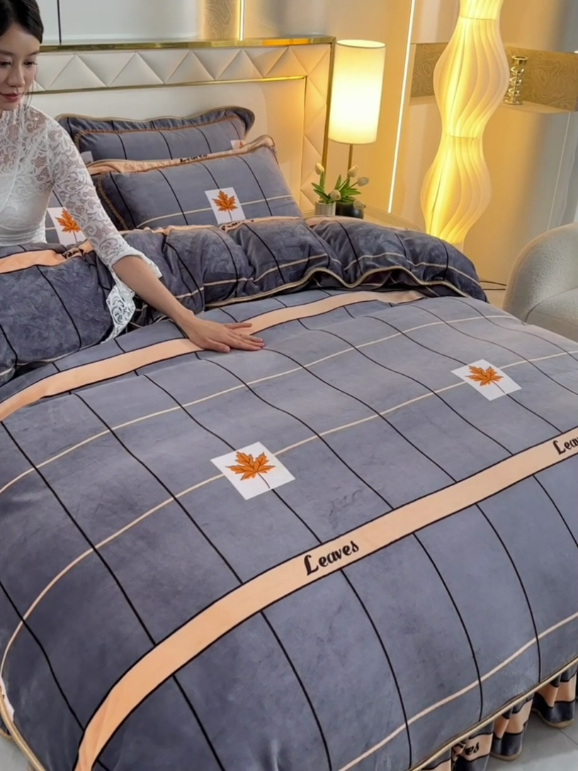 91家纺网 家纺一手货源 找家纺 硕喜 2025新款新8.5斤法莱绒四件套珊瑚牛奶金貂绒四件套床裙款 格调枫桦