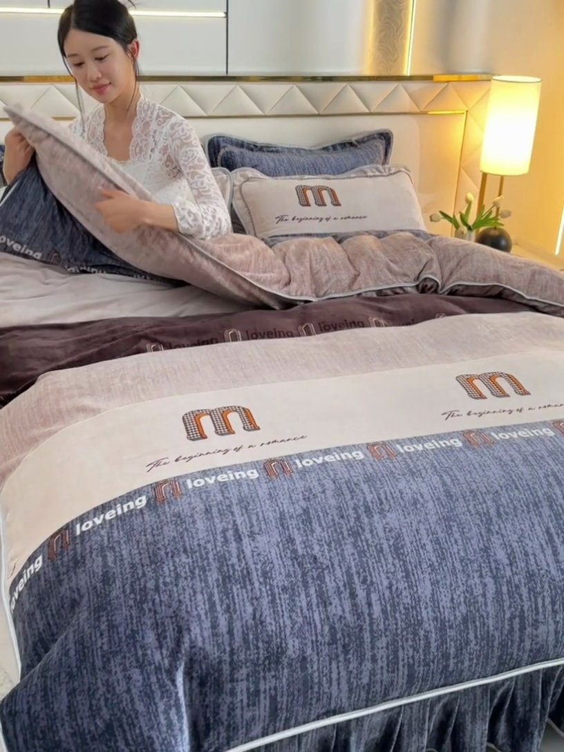 91家纺网 家纺一手货源 找家纺 硕喜 2025新款新8.5斤法莱绒四件套珊瑚牛奶金貂绒四件套床裙款 条纹密码