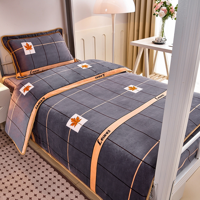 91家纺网 家纺一手货源 找家纺 硕喜 2025新款学生宿舍床系列牛奶绒学生三件套 格调枫桦