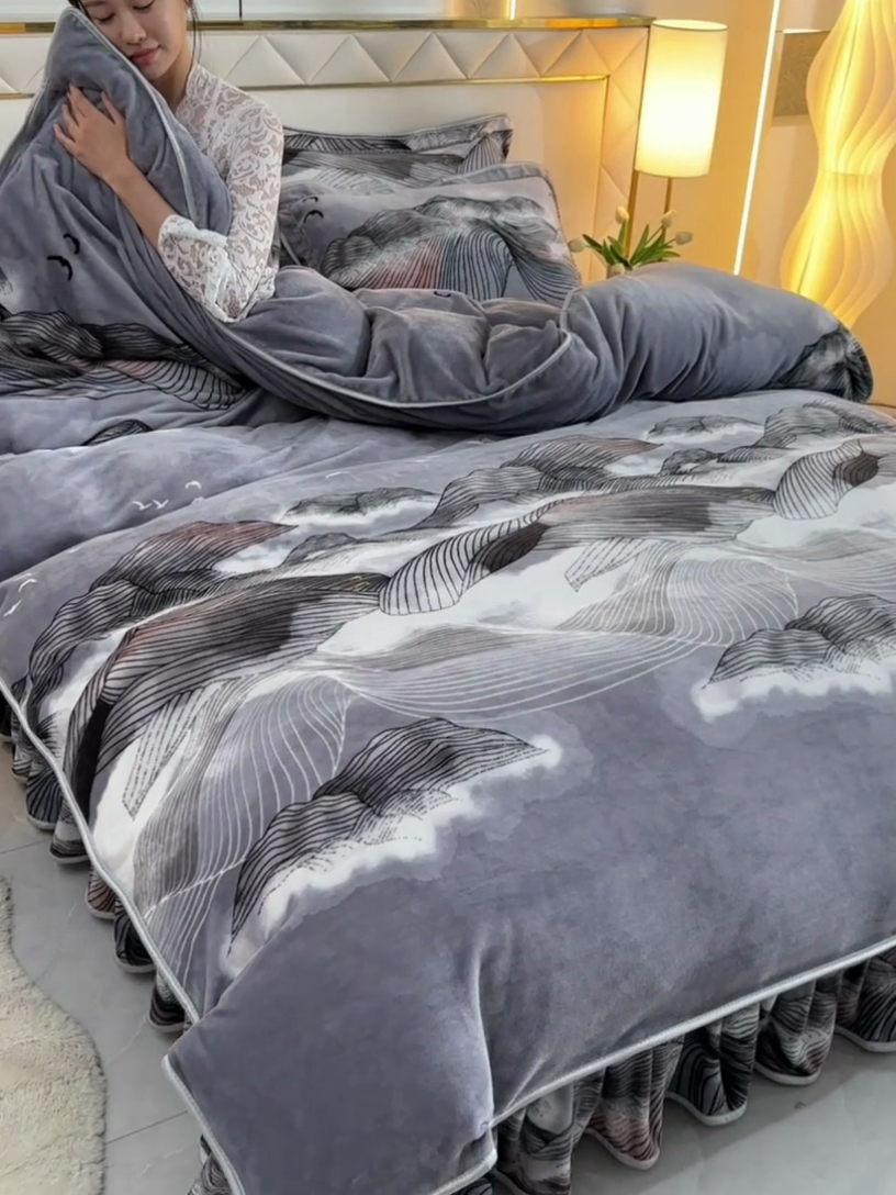 91家纺网 家纺一手货源 找家纺 硕喜 2025新款新8.5斤法莱绒四件套珊瑚牛奶金貂绒四件套床裙款 锦绣河山