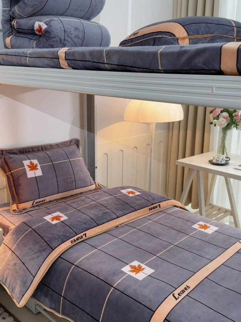 91家纺网 家纺一手货源 找家纺 硕喜 2025新款学生宿舍床系列牛奶绒学生三件套 格调枫桦