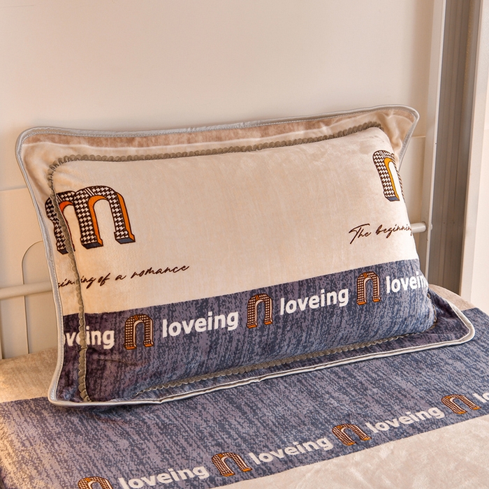 91家纺网 家纺一手货源 找家纺 硕喜 2025新款学生宿舍床系列牛奶绒学生三件套 条纹密码