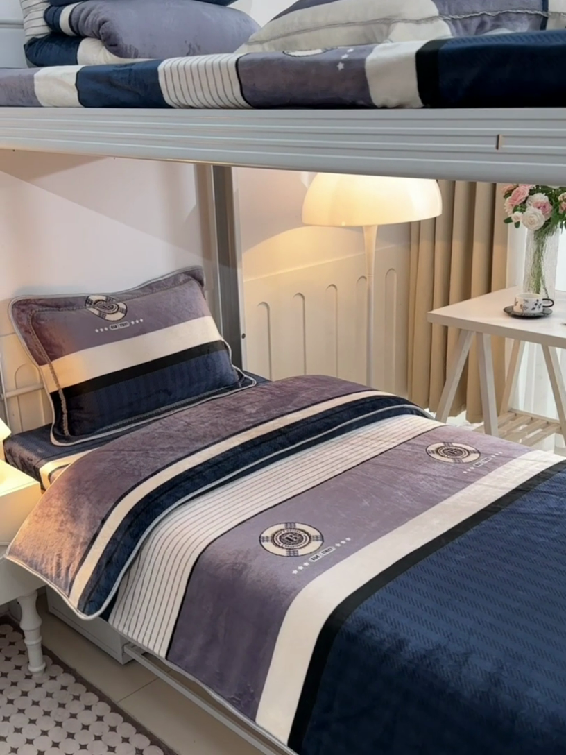 91家纺网 家纺一手货源 找家纺 硕喜 2025新款学生宿舍床系列牛奶绒学生三件套 青春岁月