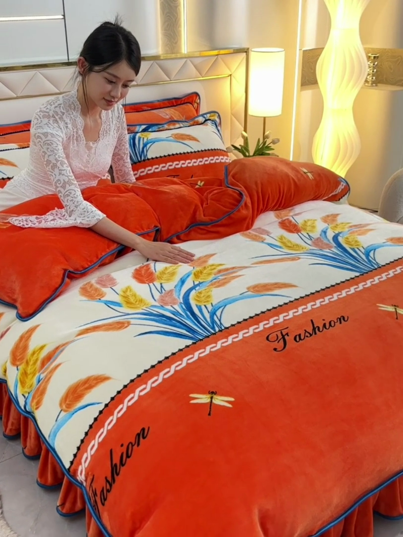 91家纺网 家纺一手货源 找家纺 硕喜 2025新款新8.5斤法莱绒四件套珊瑚牛奶金貂绒四件套床裙款 穗穗平安