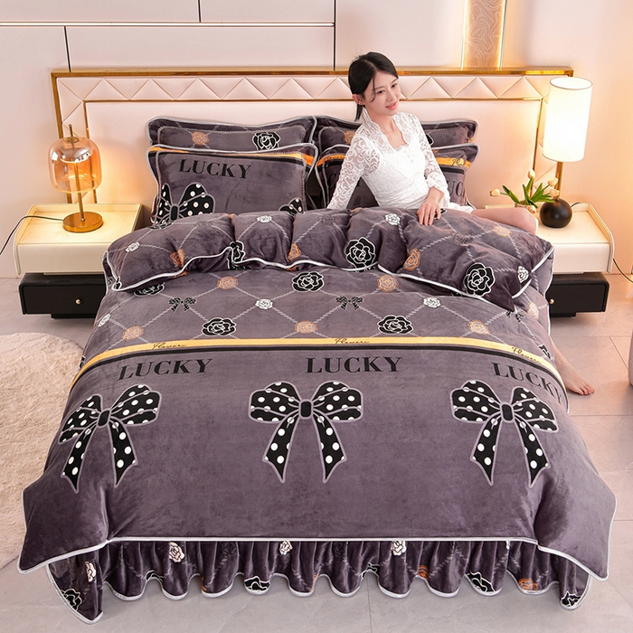 91家纺网 家纺一手货源 找家纺 硕喜 2025新款新8.5斤法莱绒四件套珊瑚牛奶金貂绒四件套床裙款 蝶恋花