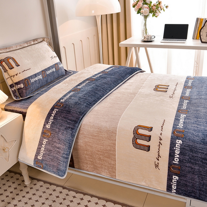 91家纺网 家纺一手货源 找家纺 硕喜 2025新款学生宿舍床系列牛奶绒学生三件套 条纹密码