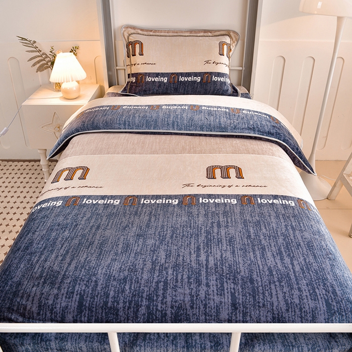 91家纺网 家纺一手货源 找家纺 硕喜 2025新款学生宿舍床系列牛奶绒学生三件套 条纹密码