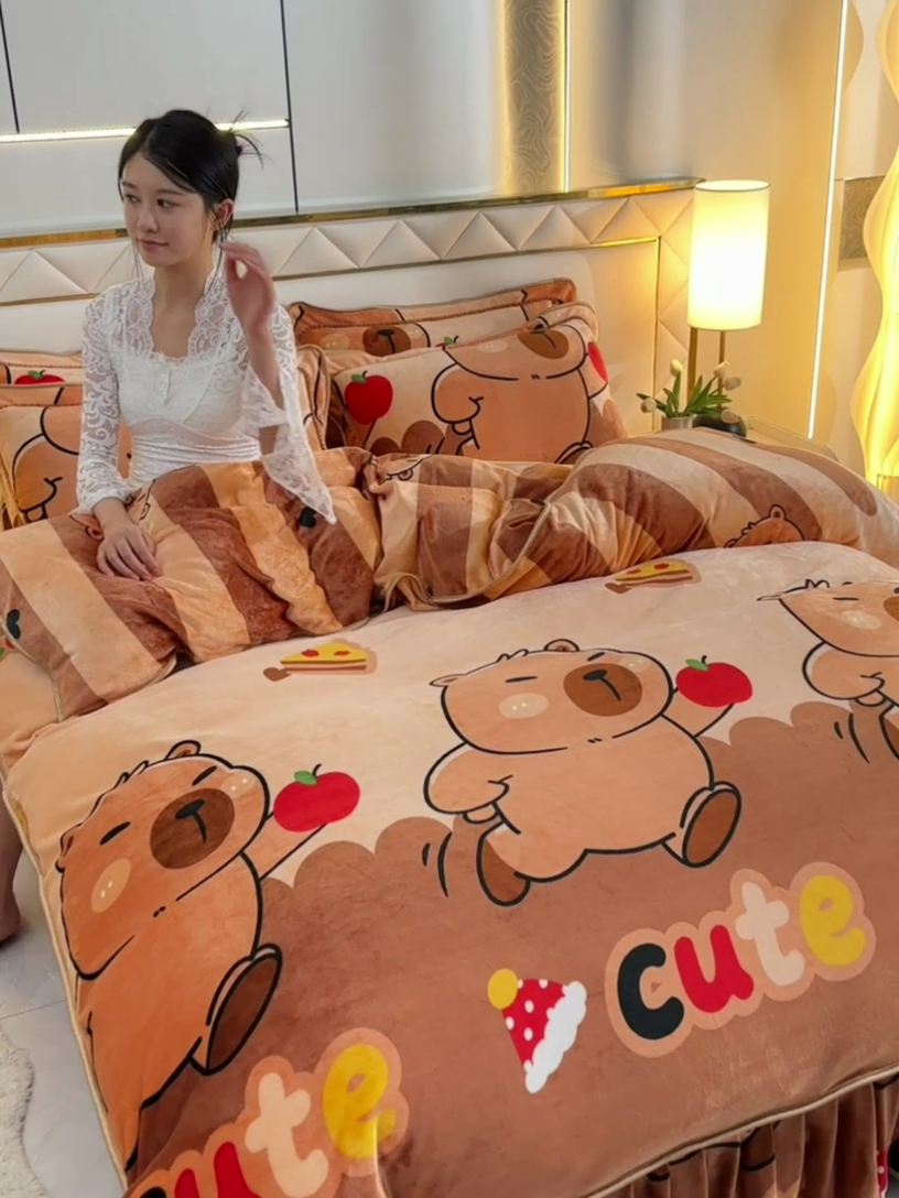 91家纺网 家纺一手货源 找家纺 硕喜 2025新款新8.5斤法莱绒四件套珊瑚牛奶金貂绒四件套床裙款 卡皮巴拉