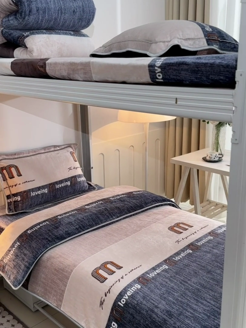 91家纺网 家纺一手货源 找家纺 硕喜 2025新款学生宿舍床系列牛奶绒学生三件套 条纹密码