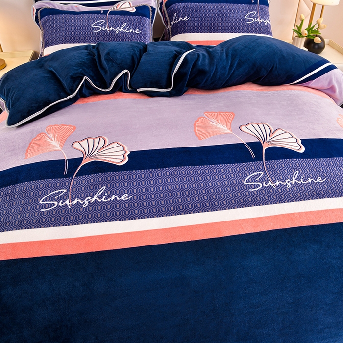 91家纺网 家纺一手货源 找家纺 硕喜 2025新款新8.5斤法莱绒四件套珊瑚牛奶金貂绒四件套床裙款 荷你相随