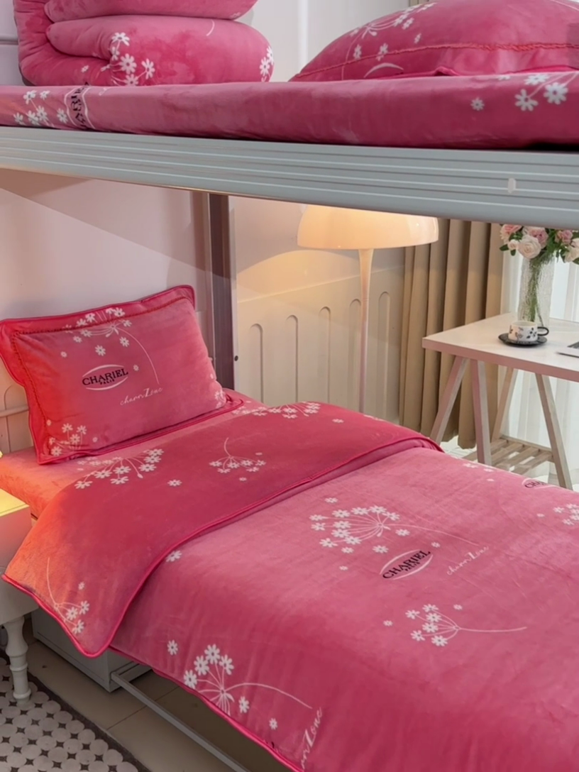 91家纺网 家纺一手货源 找家纺 硕喜 2025新款学生宿舍床系列牛奶绒学生三件套 雪花飞舞