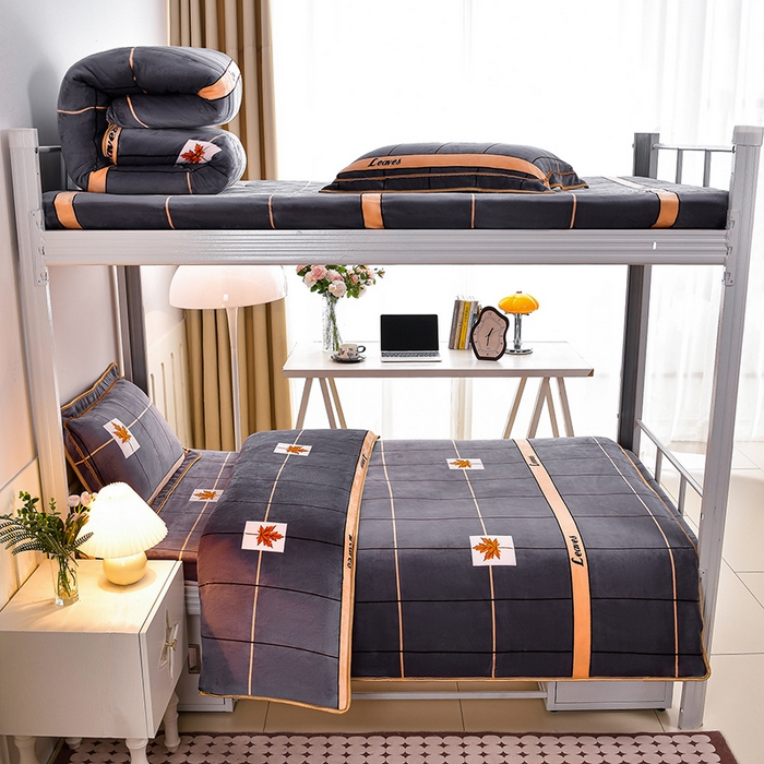 91家纺网 家纺一手货源 找家纺 硕喜 2025新款学生宿舍床系列牛奶绒学生三件套 格调枫桦