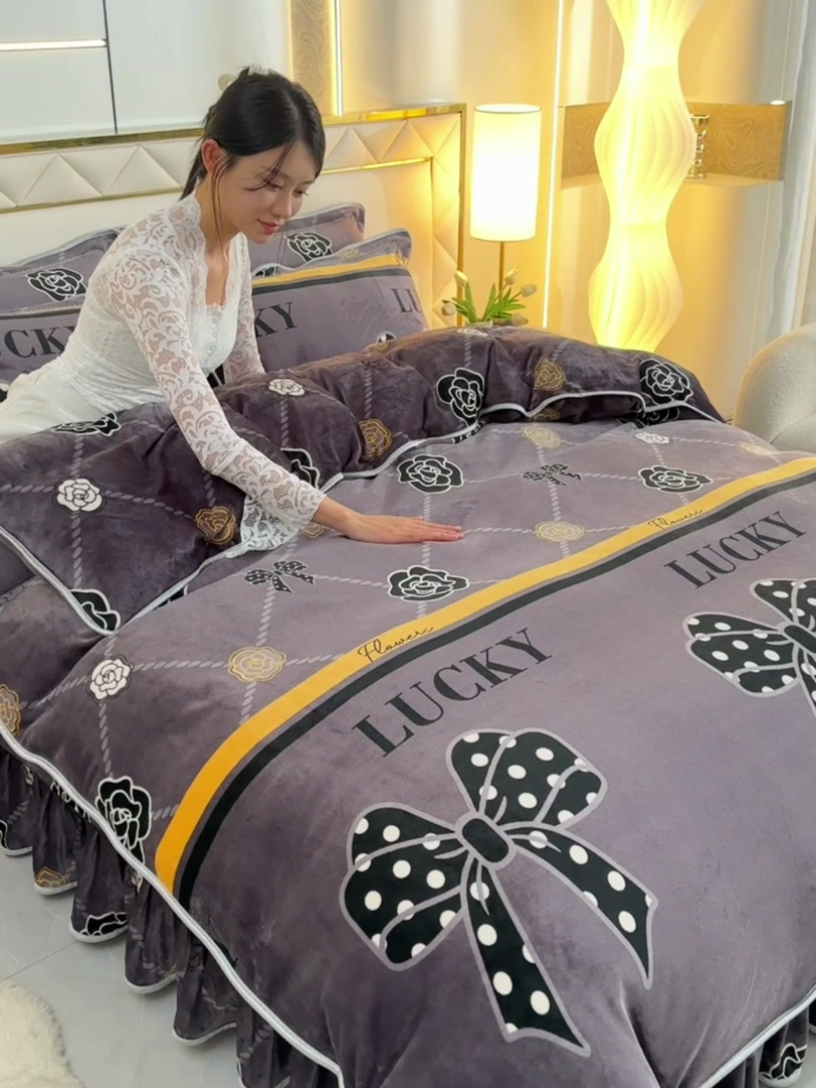 91家纺网 家纺一手货源 找家纺 硕喜 2025新款新8.5斤法莱绒四件套珊瑚牛奶金貂绒四件套床裙款 蝶恋花