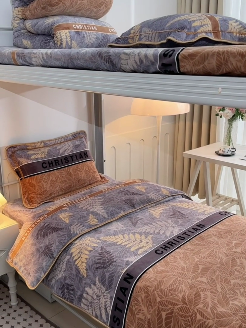 91家纺网 家纺一手货源 找家纺 硕喜 2025新款学生宿舍床系列牛奶绒学生三件套 相思叶语