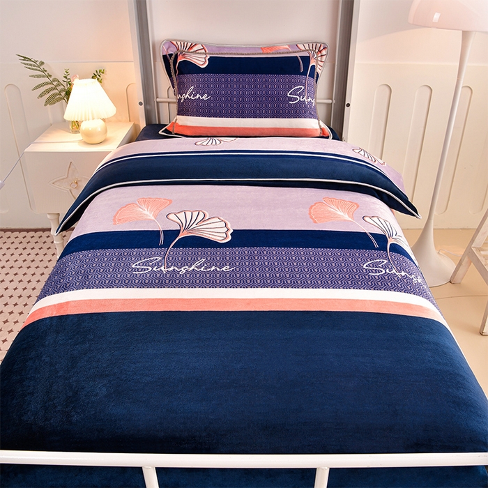 91家纺网 家纺一手货源 找家纺 硕喜 2025新款学生宿舍床系列牛奶绒学生三件套 荷你相随